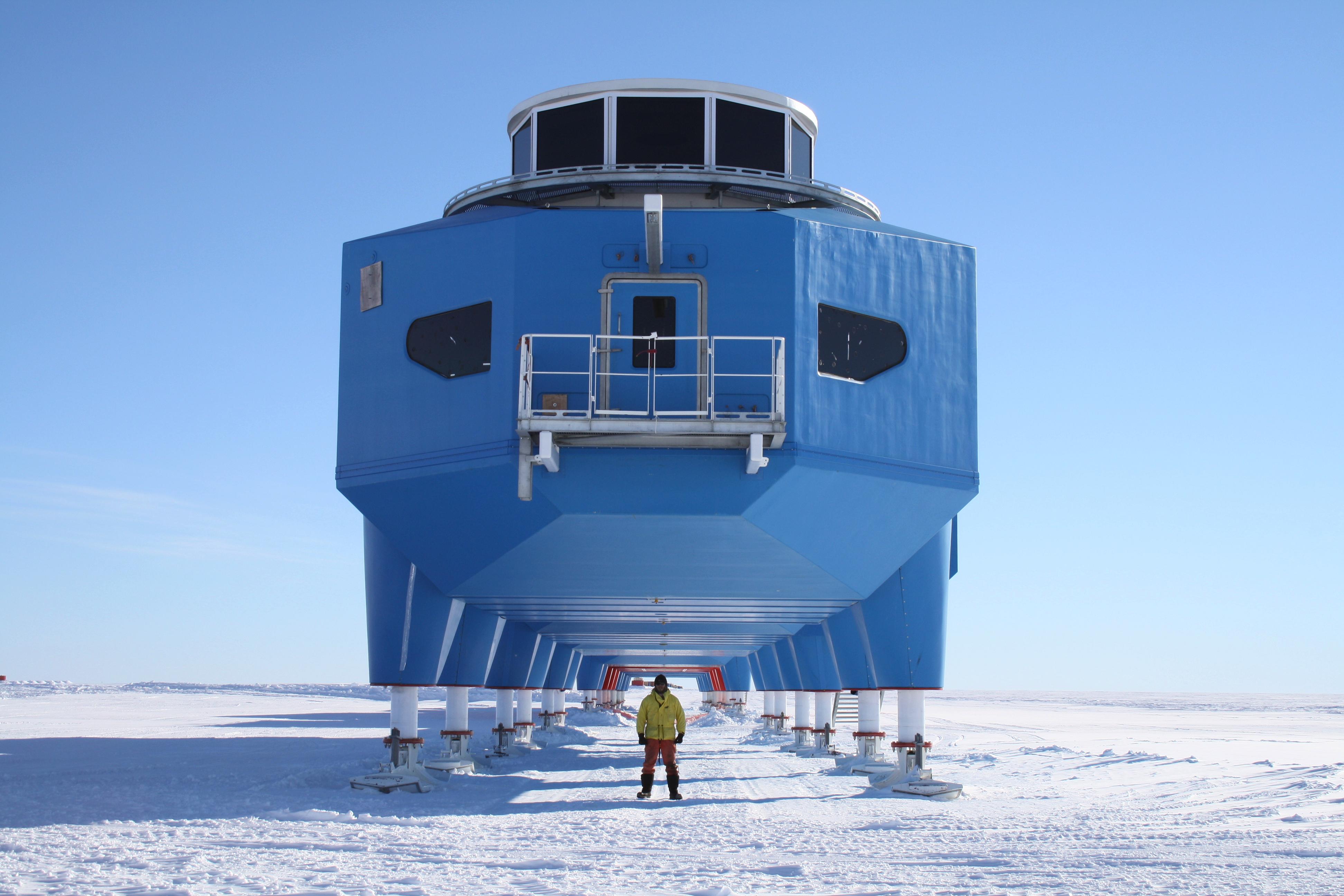 Антарктический научно исследовательский. Арктическая станция Halley. Британская антарктическая станция Halley vi. Станция Халли в Антарктиде. Станция Helley 5 в Антарктиде.