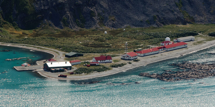 A boat sitting on top of a mountain