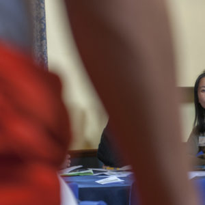 Kim th√∫y using a laptop.