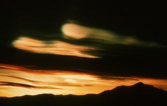 Перламутровые (также известные как перламутровые или стратосферные) облака. Эти облака формируются на высоте около 20 км в озоновом слое и играют важную роль в процессе истощения озонового слоя. Из-за своей высоты они остаются освещенными солнцем еще долго после захода солнца на землю.