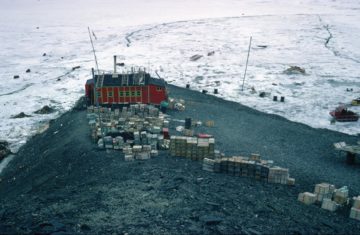 Fossil Bluff hut, with boxes of supplies in the foreground, 1971-72. (Photographer: unknown; Archives ref: AD6/19/3/C/KG5)