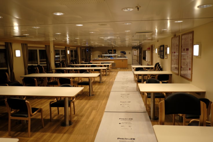 A dining room with lots of table