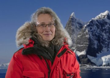 Eva √•kesson that is standing in the snow.