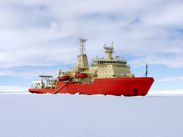 The Nathaniel B Palmer heads to Thwaites Glacier in January 2020. Photo credit: A.L Gordon