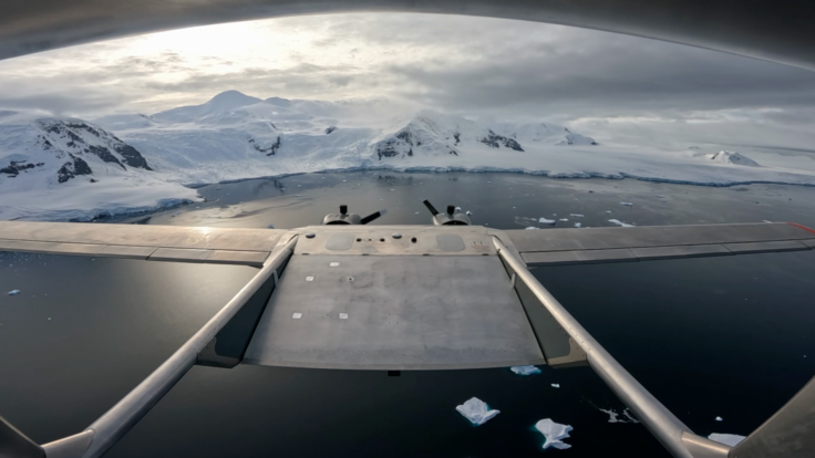 A airplane that is flying in the sky