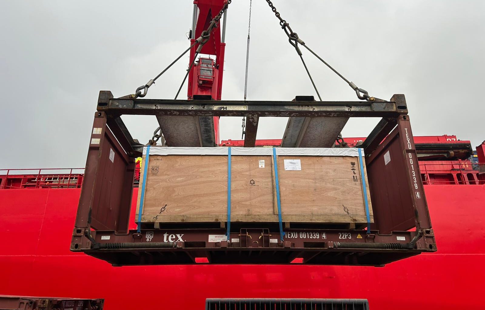 A large crane on the back of a boat