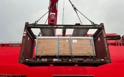 A large crane on the back of a boat