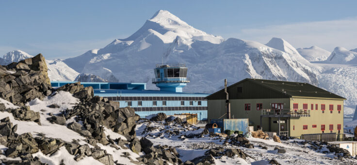 A pile of snow with a mountain in the background